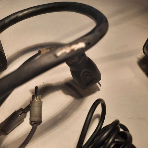 Anchor AN-1000 Powered Monitor - Powers ON, with Speaker Cables - Picture 9 of 13